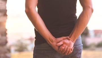 Si te pones las manos en la espalda al caminar, la psicología dice que tienes estos 3 rasgos comunes