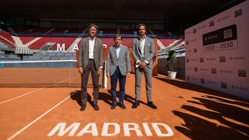 El alcalde de Madrid y Feliciano López, durante el acto que tuvo lugar en la Pista Manolo Santana de la Caja Mágica.