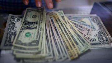 FILE PHOTO: The employee of a currency exchange shop counts U.S. dollar banknotes in Ciudad Juarez, Mexico July 27, 2023. REUTERS/Jose Luis Gonzalez/File Photo