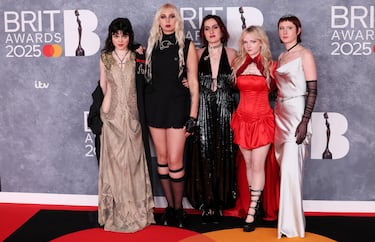 La banda británica de indie rock, The Last Dinner Party, posa en la alfombra de los Brit Awards 2025.