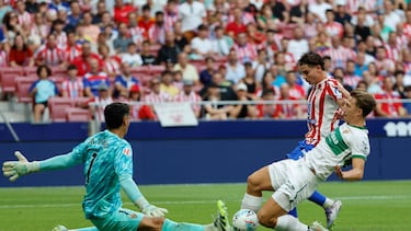 El centrocampista estadounidense del Atlético de Madrid, Johnny Cardoso intenta un lanzamiento ante Affengruber.
