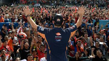 Márquez ante los miles de aficionados indonesios que le acompañaron en el circuito de Sentul.