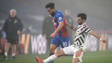 London (United Kingdom), 03/03/2021.- Manchester United's Bruno Fernandes (R) in action against 72Crystal Palace's Andros Townsend (L) during the English Premier League soccer match between Crystal Palace and Manchester United in London, Britain