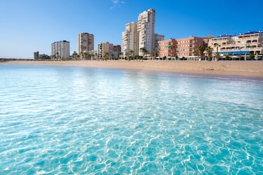 De 1.850 metros de longitud y 30 metros de ancho, la playa del Carrer de la Mar concluye el Top 10 de las mejores playas de la Costa Blanca. Está distinguida con la Bandera Azul y es una playa totalmente accesible para las personas con problemas de movilidad.