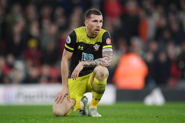 Capitán en Southampton, el centrocampista danés perdió el brazalete en junio de 2020 tras declarar públicamente que quería marcharse a un club en el que pudiese disputar la Champions League. El entrenador de los ‘saints’, Ralph Hasenhütt, declaró: “Teníamos un acuerdo, y le dejé claro que si decidía no extender su contrato no sería capitán de este equipo”. Finalmente Højbjerg se marchó ese mismo verano al Tottenham y sería James Ward-Prowse el elegido para portar el brazalete en el Southampton.