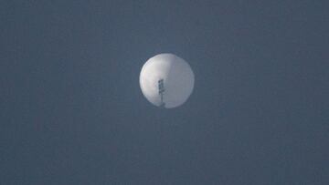 A balloon flies in the sky over Billings, Montana, U.S. February 1, 2023 in this picture obtained from social media. Chase Doak/via REUTERS THIS IMAGE HAS BEEN SUPPLIED BY A THIRD PARTY. MANDATORY CREDIT.