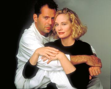 La serie de detectives amateurs de Los Ángeles contaba con una estrella como Cybill Shepherd y a un desconocido Bruce Willis. La serie mezclaba misterio, comedia y sobre todo, la tensión sexual entre sus dos protagonistas. Años después de terminar la serie, la actriz publicó en su biografía que la química en la ficción paso a la vida real, pero quisieron dejar la pasión solo para el plató. A raíz de esa noche, como publicó Shepherd, comenzaron las discusiones continuas entre ambos, haciendo del rodaje un suplicio para todos los participantes.