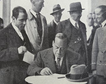 El 8 de julio, tras la rendición del último líder rifeño rebelde, el general José Sanjurjo, Alto comisario de Marruecos, da oficialmente por terminada la guerra del Rif. La cruenta guerra norteafricana terminó con más de 50 mil bajas en el ejército español en los 16 años que duró el conflicto.