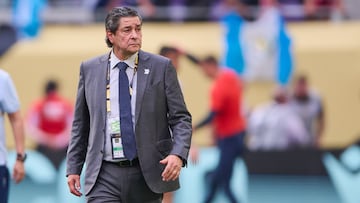 Imagen de Luis Fernando Tena, entrenador de Guatemala, con un traje gris durante el Guatemala vs. Canadá.