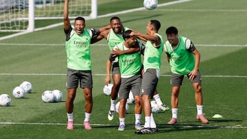 Mbappé, Alaba, Brahim, Trent y Güler bromean en un momento del último entrenamiento del Real Madrid.