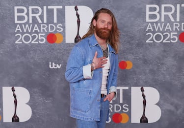 Sam Ryder posa en la alfombra de los Brit Awards 2025.