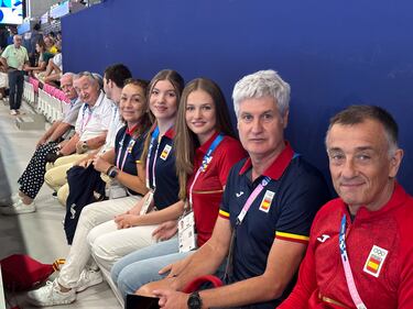 La Princesa Leonor y la Infanta Sofía viendo a la selección española de waterpolo masculino. 