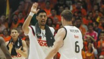 Gustavo Ayón y Andrés Nocioni celebran la clasificación a la final en la última Liga Endesa.