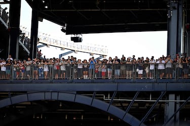 Miles de aficionados se acercaron a la ceremonia de revelación de la estatua de Tom Brady.