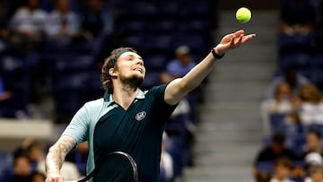 Alexander Bublik saca en su partido contra Tommy Paul en el US Open.