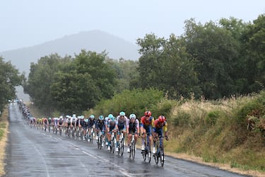 Vista del pelotón durante la novena etapa de La Vuelta a España 2025.