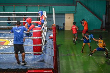 Panorámica de varias parejas entrenando. 