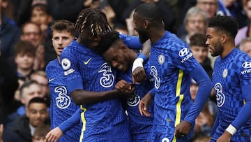 Callum Hudson-Odoi felicitado por Chalobah y Antonio Rudiger.