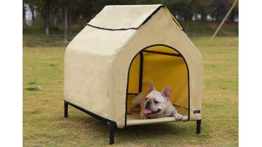 Esta caseta para perros y gatos es ideal para evitar el calor extremo