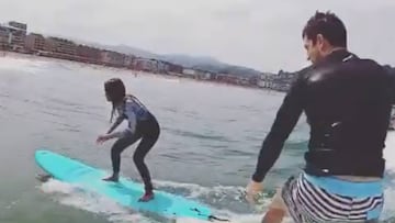 Aitana surfeando perseguida por su pareja Miguel Bernardeau también surfeando y Aritz Aranburu grabando. En Zarautz.