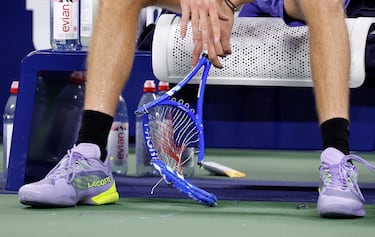El ruso Daniil Medvedev rompe su raqueta tras perder su partido de primera ronda individual masculino contra el francés Benjamin Bonzi en el primer día del Abierto de Estados Unidos.