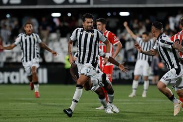 Con algo de suspense marcó Alberto Jiménez el gol que casi le da la salvación al Castellón, ante el Sporting. El VAR tuvo que verificar que no estaba en posición de fuera de juego, pero una vez confirmado el tanto, fue celebradísimo por el central.










