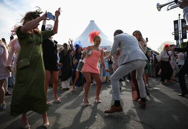 Ambiente durante el 'Ladies Day' del Grand National Festival, la carrera ecuestre más importante de las que se celebran en el Reino Unido, en el Circuito de Aintree, Liverpool.