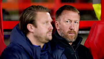 Graham Potter, entrenador del Chelsea, se sienta en el banquillo.