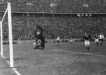 O cómo la selección de la ‘España Nacional’ no podía, claro está, vestir de rojo. Durante la contienda, el bando franquista reorganizó el deporte bajo el mando del general Moscardó y el coronel Troncoso. La selección, reconocida por la FIFA en 1937, alineó a figuriccwin247.como Quincoces o Eizaguirre, que entrenaban entre combates. Hasta bien entrados los años 40, el equipo jugó de azul falangista y blanco, colores que no volverían a ser rojos hasta bien pasada la guerra.