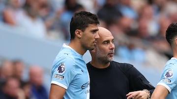 MANCHESTER (United Kingdom), 23/08/2025.- Manchester City manager Pep Guardiola speaks to Rodri of Manchester City (L) and Phil Foden of Manchester City as they prepare to come on as a substitute during the English Premier League match between Manchester City and Tottenham Hotspur in Manchester, Britain, 23 August 2025. (Reino Unido) EFE/EPA/ADAM VAUGHAN EDITORIAL USE ONLY. No use with unauthorized audio, video, data, fixture lists, club/league logos, 'live' services or NFTs. Online in-match use limited to 120 images, no video emulation. No use in betting, games or single club/league/player publications.