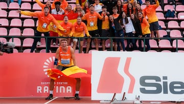 Rafael Mahiques celebra su oro con gran parte de la Selección animándole en la grada (RFEA/Sportmedia).