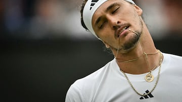 Alexander Zverev hace un gesto de lamento en su partido contra Taylor Fritz en Wimbledon.