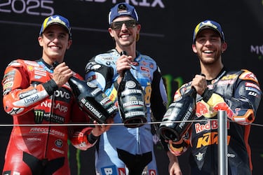  Los hermanos Márquez celebran su primer y segundo puesto en el Gran Premio de Cataluña. Junto a ellos en el podio, el piloto italiano Enea Bastianini que terminó en tercera posición.