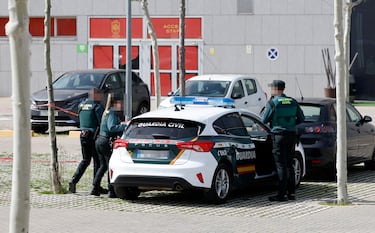 Un grupo de agentes de la Guardia Civil en las puertas de la RFEF. 