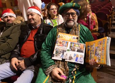 Varias personas disfrazadas antes de comenzar la celebración del Sorteo Extraordinario de la Lotería de Navidad 2024.