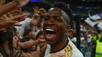 MADRID, 21/04/2024.- El brasileño Vinicius Jr., del Real Madrid, celebra la victoria del equipo tras el partido de la jornada 32 de LaLiga EA Sports entre Real Madrid y FC Barcelona, disputado este domingo en el estadio Santiago Bernabéu de Madrid. EFE/Juanjo Martín