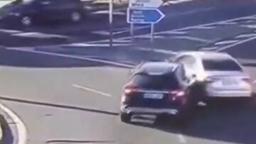 Debate en redes por quién tiene la culpa en este accidente de tráfico en una rotonda en España