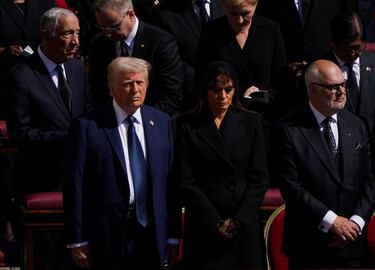 El presidente de Estados Unidos, Donald Trump, y la primera dama, Melania Trump, asisten a la misa funeral del Papa Francisco en la Plaza de San Pedro del Vaticano.