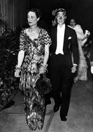 El 11 de diciembre de 1936, Eduardo VIII, monarca de Reino Unido y emperador de la India desde enero de ese año, puso fin a su reinado al abdicar en su hermano menor Jorge VI. Su renuncia llegó para poder casarse con la estadounidense Wallis Simpson, que estaba divorciada dos veces.