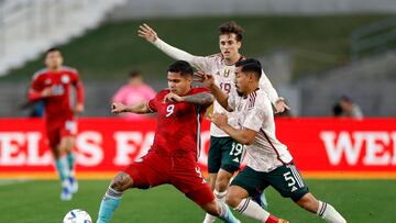 LOS ANGELES, CALIFORNIA - DECEMBER 16: Juan Camilo Hernandez #9 of Colombia is chased by Ricardo Chavez #5 and Jordi Cortizo #19 during the first half of a friendly soccer match at Los Angeles Memorial Coliseum on December 16, 2023 in Los Angeles, California. Kevork Djansezian/Getty Images/AFP (Photo by KEVORK DJANSEZIAN / GETTY IMAGES NORTH AMERICA / Getty Images via AFP)