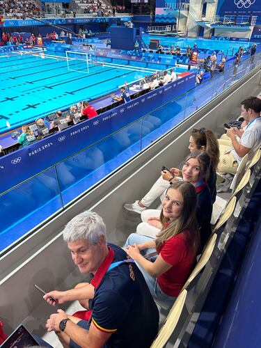 La Princesa Leonor y la Infanta Sofía viendo a la selección española de waterpolo masculino. 