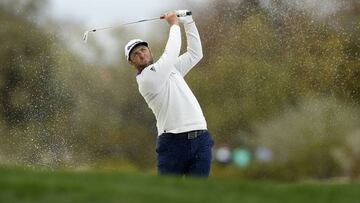 Jon Rahm golpea la bola durante el Waste Management Phoenix Open en el TPC Scottsdale de Scottsdale, Arizona.