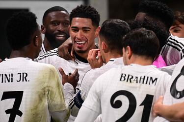 1-3. El jugador inglés celebra el tercer tanto con sus compañeros de equipo.