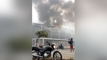 El impresionante incendio del estadio Arena Castelao