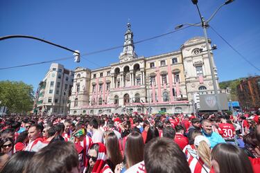Cientos de seguidores esperan a los jugadores del Athletic en el Ayuntamiento.