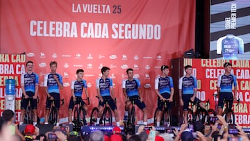 Los integrantes del equipo Israel en la presentación de la Vuelta Ciclista a España 2025.