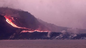 La lava del volcán de La Palma cae sobre la zona de los Guirres, famosa por sus olas, surf y campeonatos.