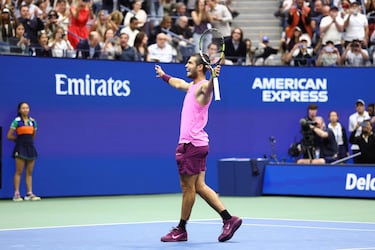 Carlos Alcaraz celebrando su victoria contra Jannik Sinner en la final individual masculina del Abierto de Estados Unidos en el Centro Nacional de Tenis Billie Jean King de la USTA en Flushing Meadows, Nueva York.