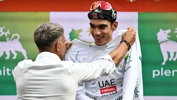 Juan Ayuso recibe el maillot de mejor joven de La Vuelta.