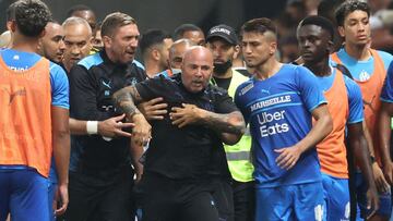 Payet y Cengiz sujetan a Sampaoli en el campo del Niza.